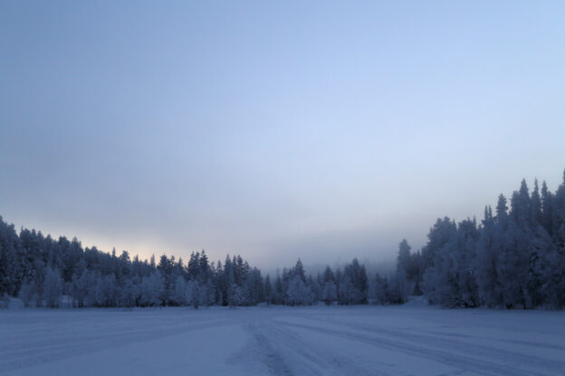 Ein zugefrorener See im Norden Finnlands